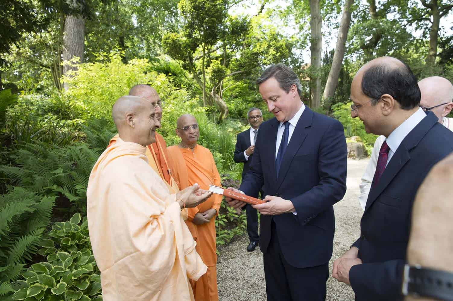 Radhanath_Swami_meets_David_Cameron